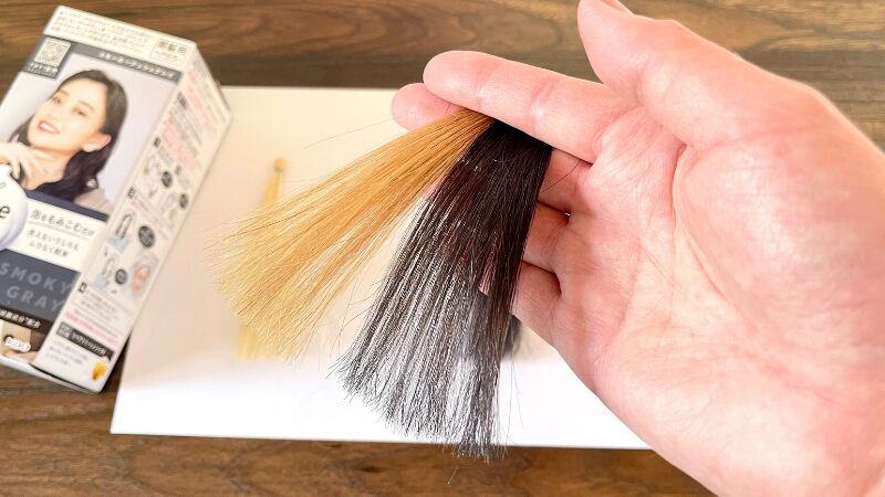 金髪の毛束をリーゼ泡カラースモーキーアッシュグレイで染めた仕上がりの色味